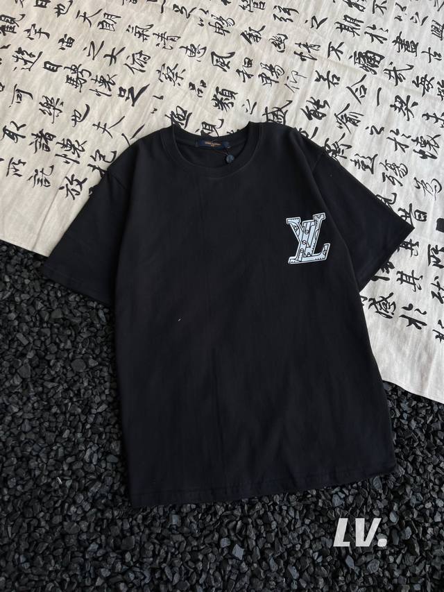 Louis Vuitton 路易威登 Lv胸口图钉字母logo印花短袖t恤 - 热度款tee 潮男潮女必备单品 可随意穿搭 对色对位直喷工艺 图案呈现出来立体感